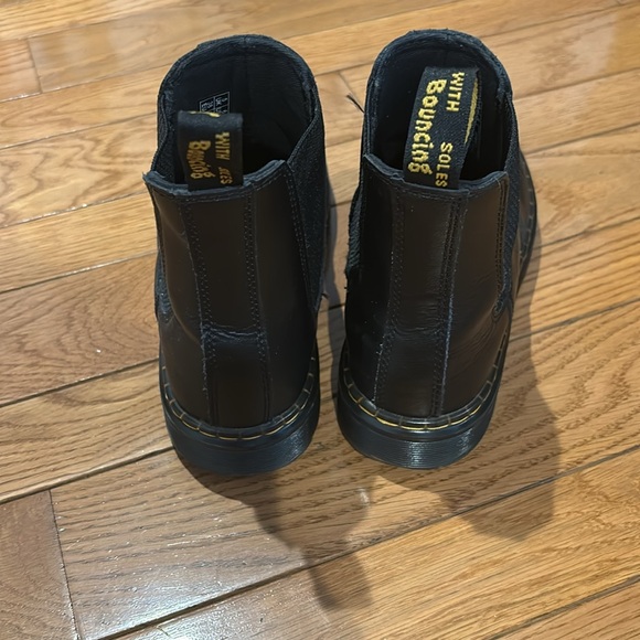 Dr. Martens pull on Chelsea boot - Picture 3 of 4